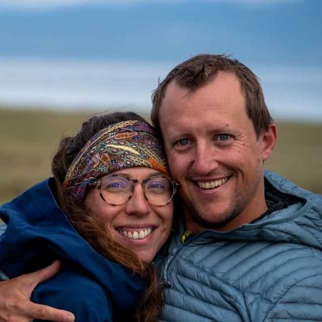 Les mariés, souriants, en pleine nature